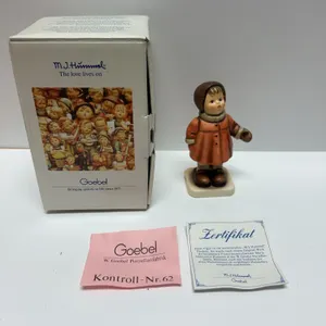 Goebel M.I. Hummel Figurine Winterlied Winter Song Hum 476 with Box and Certificate Germany #293 4”