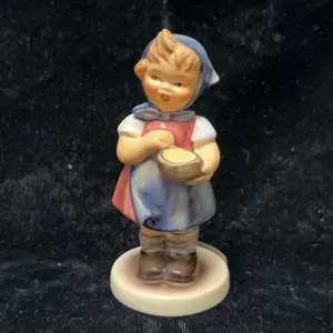 Goebel M.I. Hummel Club Figurine "Jungbäuerin From Me to You" 1992 Edition, Membership Year 1995/96,