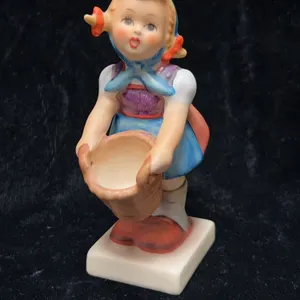 Goebel Hummel "Little Helper" Figurine 73/0 TMK-6, West Germany, Hand Painted, 4-Inch Height, Signed