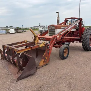 International Harvester 460 Tractor with Loader