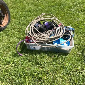 SMALL AMOUNT OF HORSE TACK & GROOMING SUPPLIES