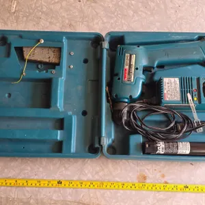 Makita drill with battery and charger also case- untested