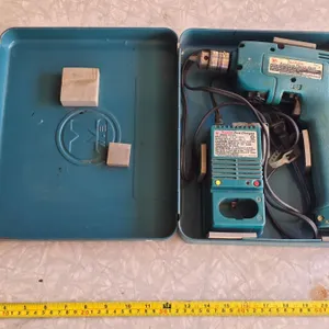 Makita cordless drill with battery and case- untested