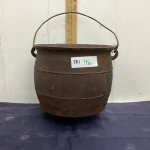 ANTIQUE CAST 3-FOOTED POT W/ HANDLE