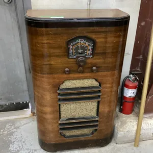 MAJESTIC FLOOR MODEL RADIO - SHORT WAVE MODEL 662