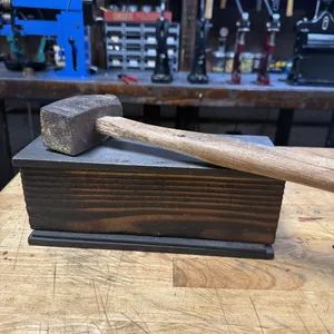 CLASSIC I-BEAM ANVIL & 2 VINTAGE HAMMERS