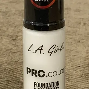 **APPEARS NEW** L.A. GIRL - PRO. Color Foundation Mixing Pigment