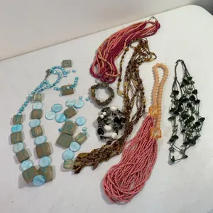 Assorted jewelry (1 broken)
