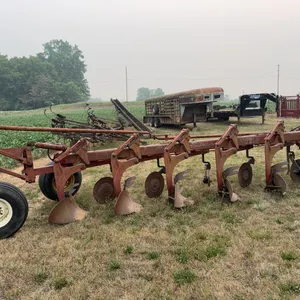 International 720 moldboard plow