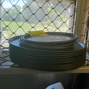 14" and 10" pizza pans
