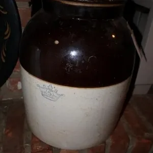 Five gallon crock with lid