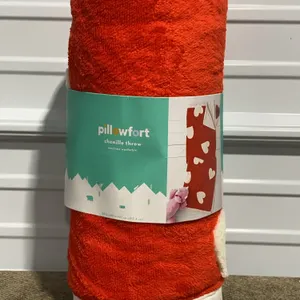 **NEW** Pillowfort Patisserie Heart Kids' Chenille Throw Blanket