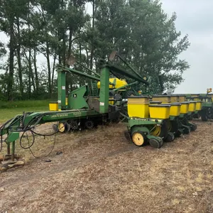 John Deere 7200 Conservation MaxEmerge 2 16R30 front fold planter