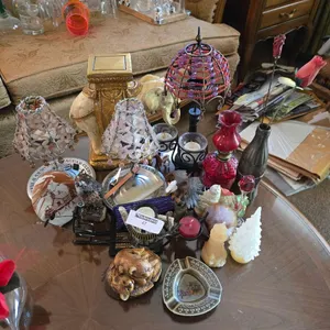 SMALL DECOR LOT (LOCATED ON TABLE)