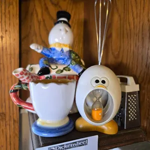 LOT OF EGG THEMED DECOR