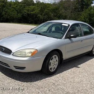 2005 Ford Taurus SE 