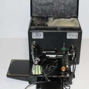 VINTAGE SINGER FEATHERWEIGHT  221-1 SEWING MACHINE