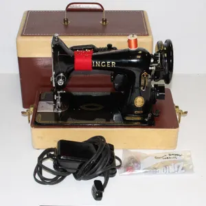 VINTAGE/ ANTIQUE SINGER SEWING MACHINE