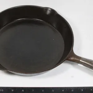 VINTAGE CAST IRON FRYING PAN FINDLEY NUMBER 8