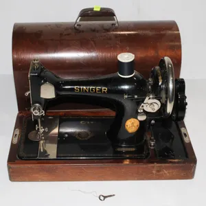 ANTIQUE SINGER SEWING MACHINE IN LOCKING WOOD