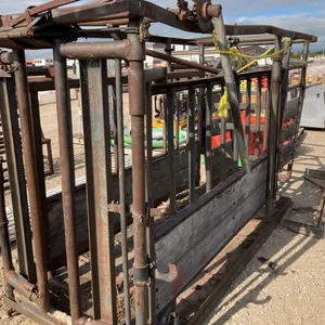 cattle squeeze with attached palpation case and end gare