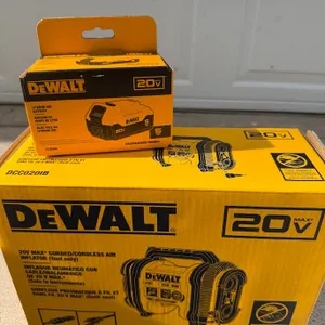 DEWALT 20V Corded/Cordless Air Inflator & Battery