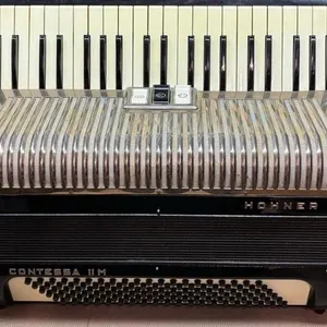 Hohner Contessa II M Accordion w/Carry Case.