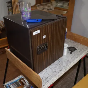 Hot Point Mini Refrigerator with Countertop