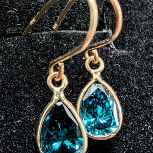10K(0.47G), BLUE LAB DIAMOND (1.2CT)EARRING, SUGGESTED RETAIL VALUE $2000