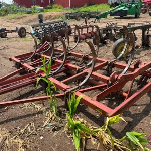International 5500 Chisel Plow