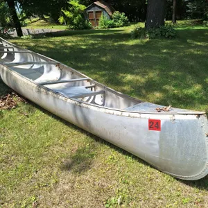 Alumacraft 17' Aluminum Canoe, 2 Wood Paddles