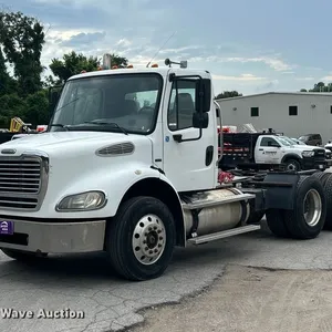 2005 Freightliner M2 Business Class semi truck