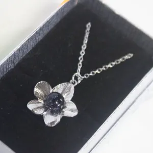 MOONSTONE CENTER SILVERTONE FLOWER