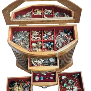 VINTAGE JEWELRY BOX WITH JEWELRY