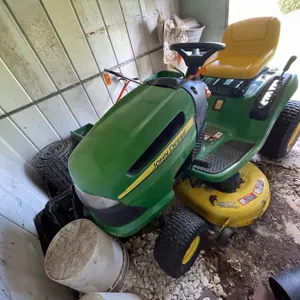 John Deere 100 Series Riding Lawn Mower