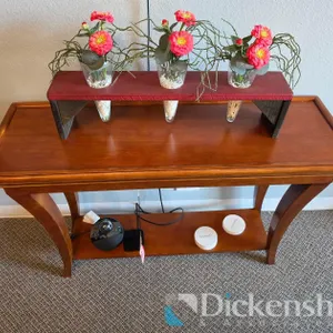 WOOD CONSOLE TABLE WITH FLORAL LAMPS
