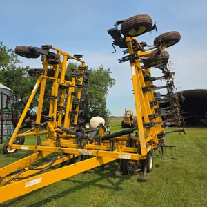 36ft Ezee-On Cultivator, 3 bar Harrows, 8" Spacing - Located offsite by Hepburn, SK