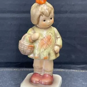 Goebel Hummel Figurine - I Brought You a Gift #479