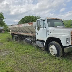 1987 International S1700 Truck w/Fertilizer Box