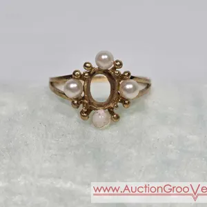 9K Gold Ring. It is marked GS 375 and has some Hallmarks.faux pearls. Size 6.75. 1.8g. O