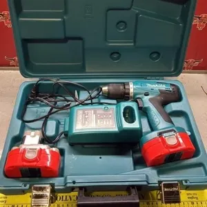 Makita 18V Cordless Drill w/Charger & 2