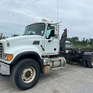 2003 Mack S/A Hook Truck 1M2AG02C33M001384