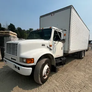 International 4000 Series single-axle box truck with a 26 ft dry van body and a Maxon hydraulic lift