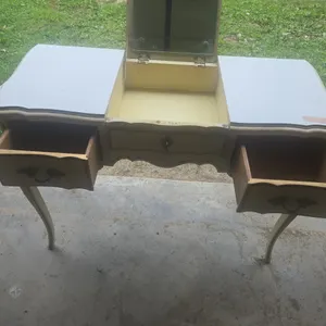 Vintage girls makeup desk