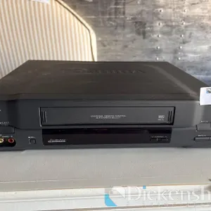 TOSHIBA VCR PLAYER WITH REMOTE