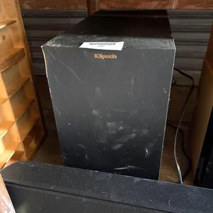 KLIPSCH R108 SPEAKER (SOME DAMAGE TO CABINET)