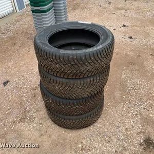 (4) Nokian 255/55R20 tires