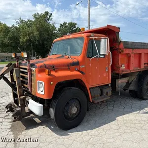 1986 International 1754 dump truck