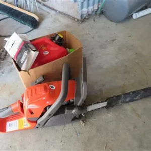 Husqvarna Gas Chain Saw w/extra chain * Gas Can