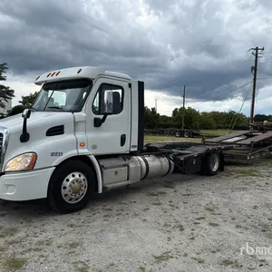 2020 Freightliner Cascadia 113 4x2 Car Carrier Truck